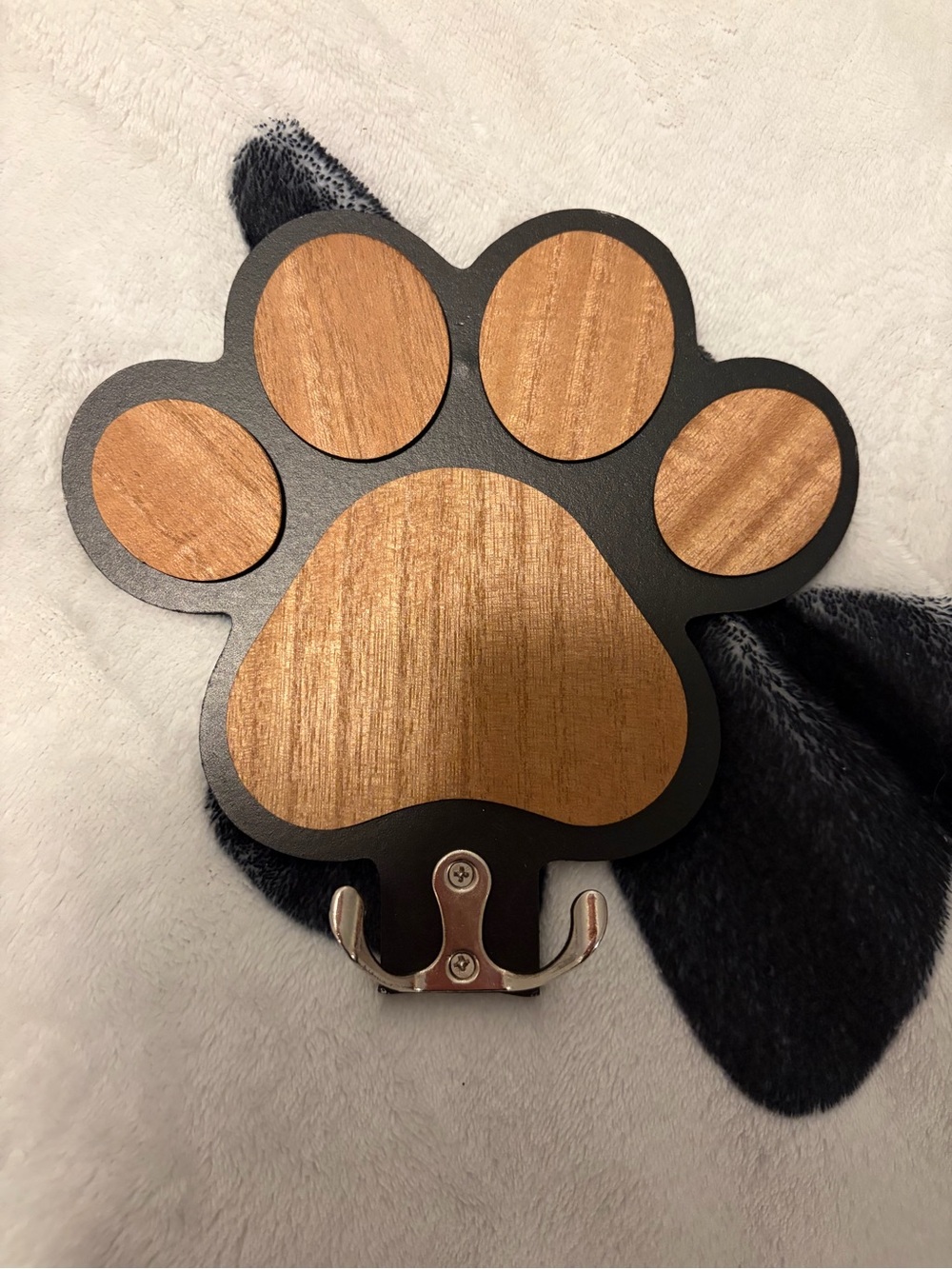 Paw-Shaped Wall Hook – Black & Wood Accent for Dog Leashes